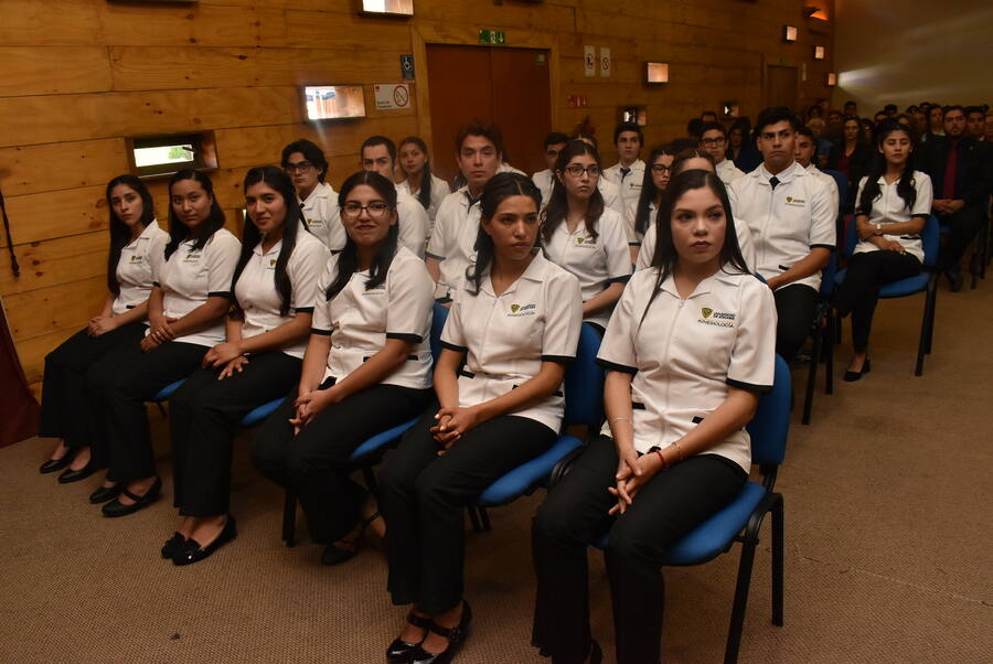 Estudiantes de Kinesiología vivieron emotiva Ceremonia de Investidura junto a sus familiares