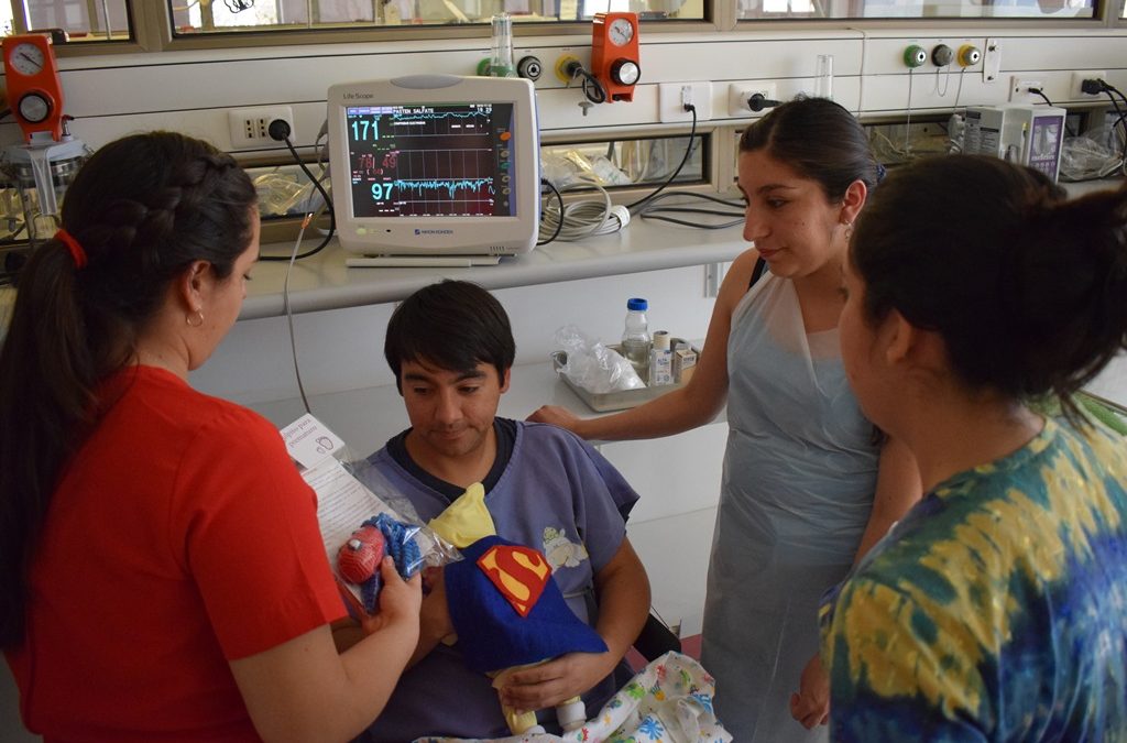 Estudiantes de Obstetricia entregaron “pulpitos solidarios” a bebés prematuros del Hospital de Copiapó