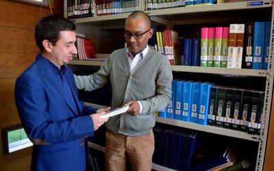 Académico entrega libros de su autoría a Biblioteca FACSAL para fortalecer bibliografía