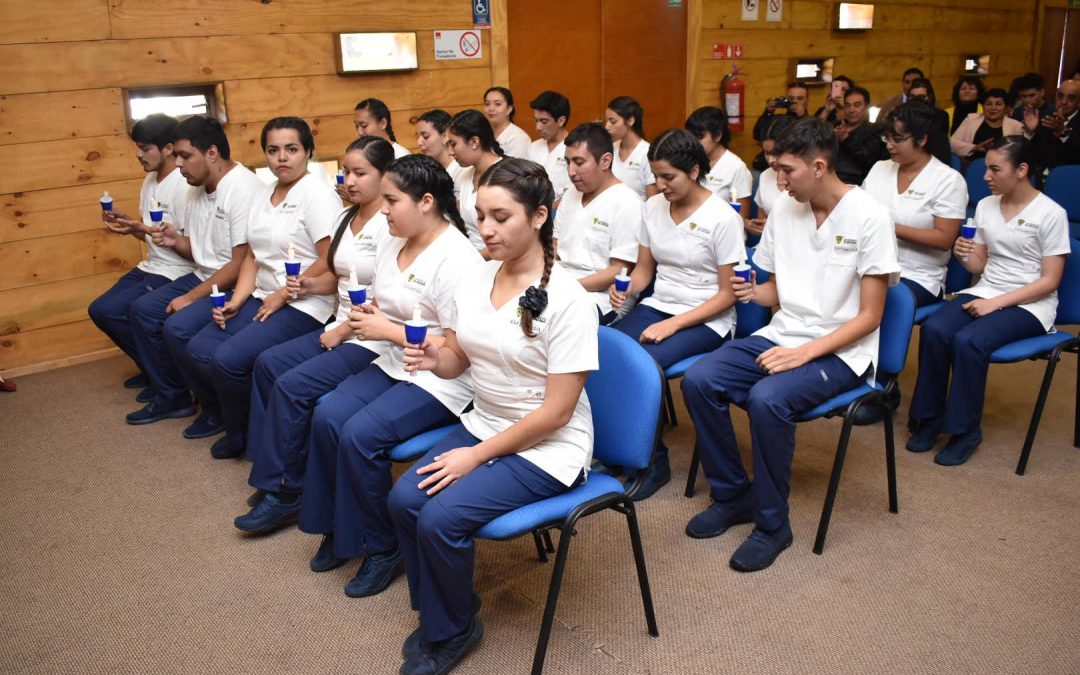 En emotiva ceremonia 19 estudiantes de Enfermería recibieron investidura para realizar su práctica